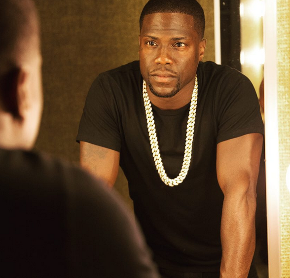 Komikern Kevin Hart speglar sig. Komikern Kevin Hart speglar sig.